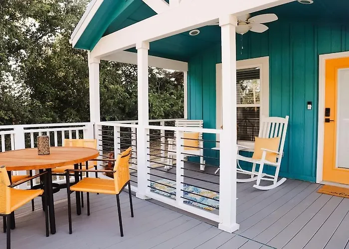 The Little Getaway-Sleeps 4, Firepit, Pet Friendly