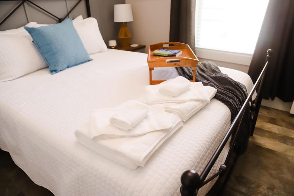 The Little Getaway-sleeps 4, Firepit, Pet Friendly *