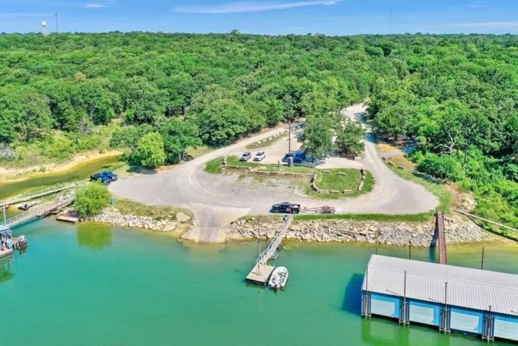 The Little Getaway-sleeps 4, Firepit, Pet Friendly Pottsboro
