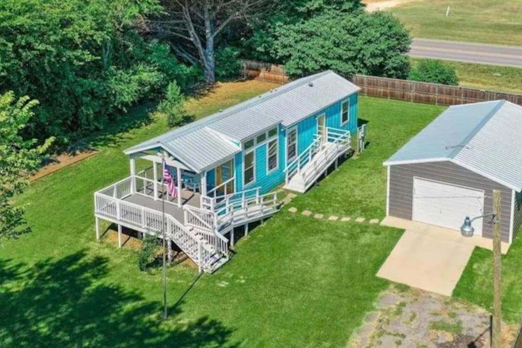 The Little Getaway-sleeps 4, Firepit, Pet Friendly *