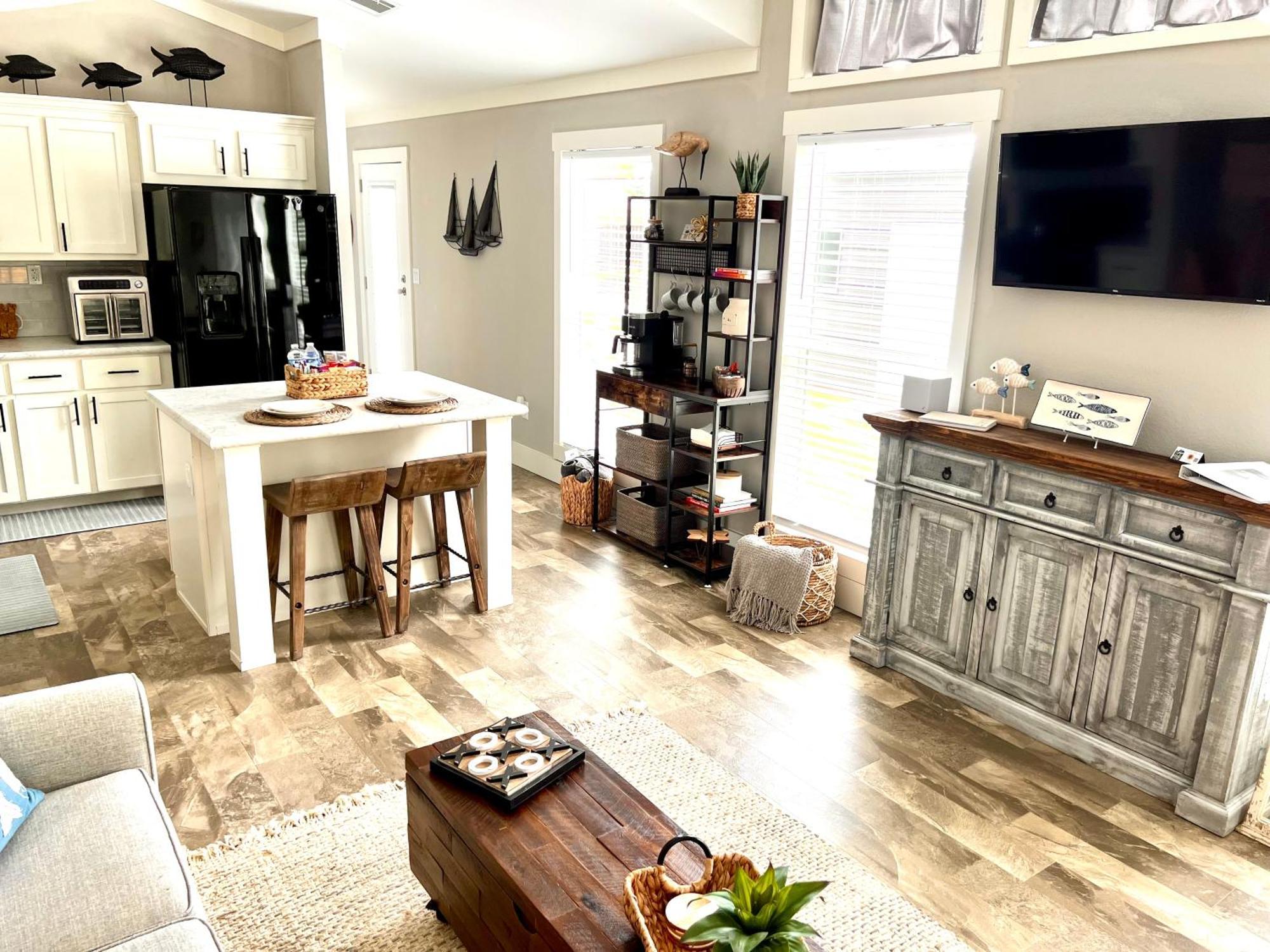 The Little Getaway-sleeps 4, Firepit, Pet Friendly *