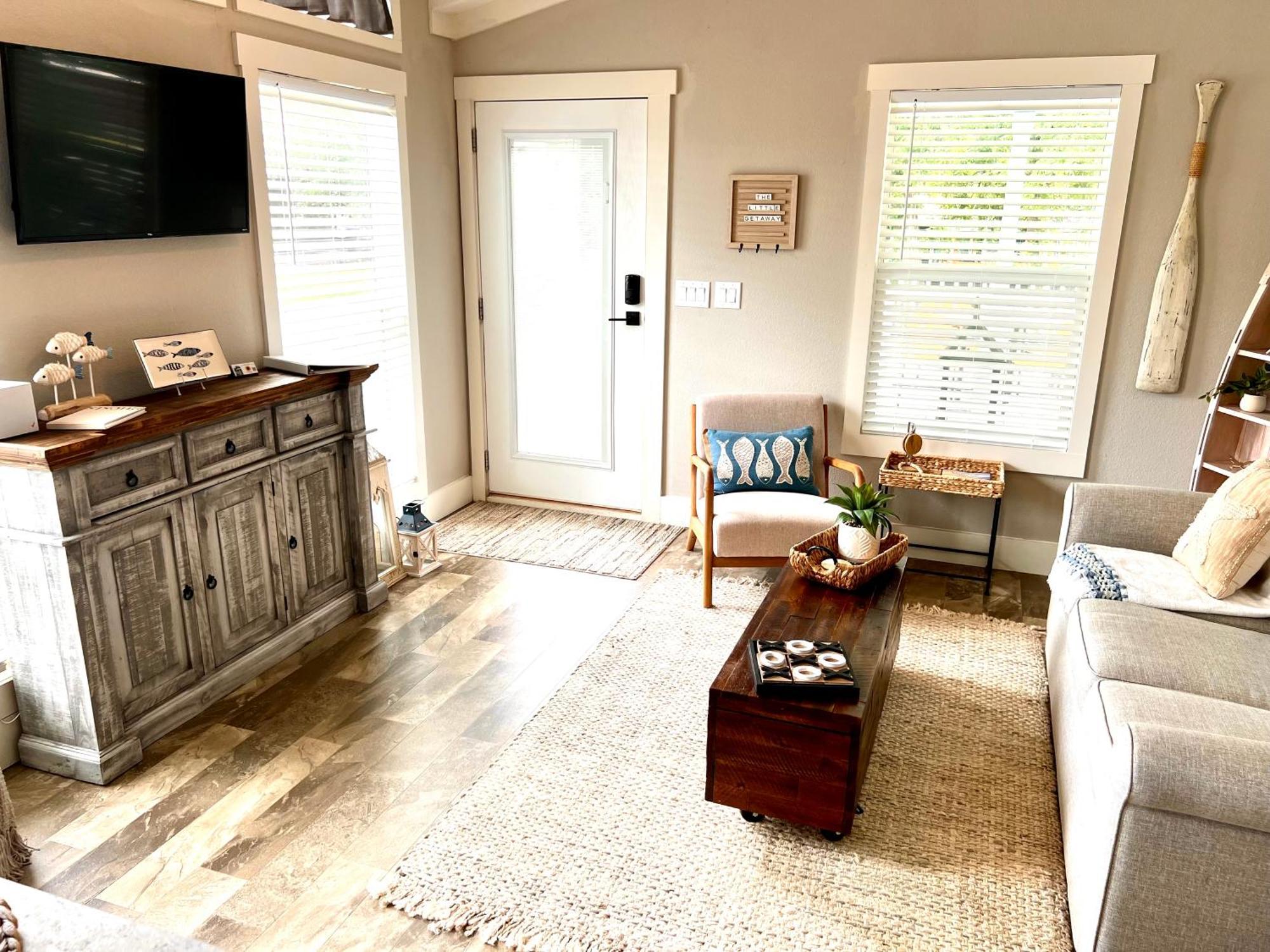 The Little Getaway-sleeps 4, Firepit, Pet Friendly Holiday home